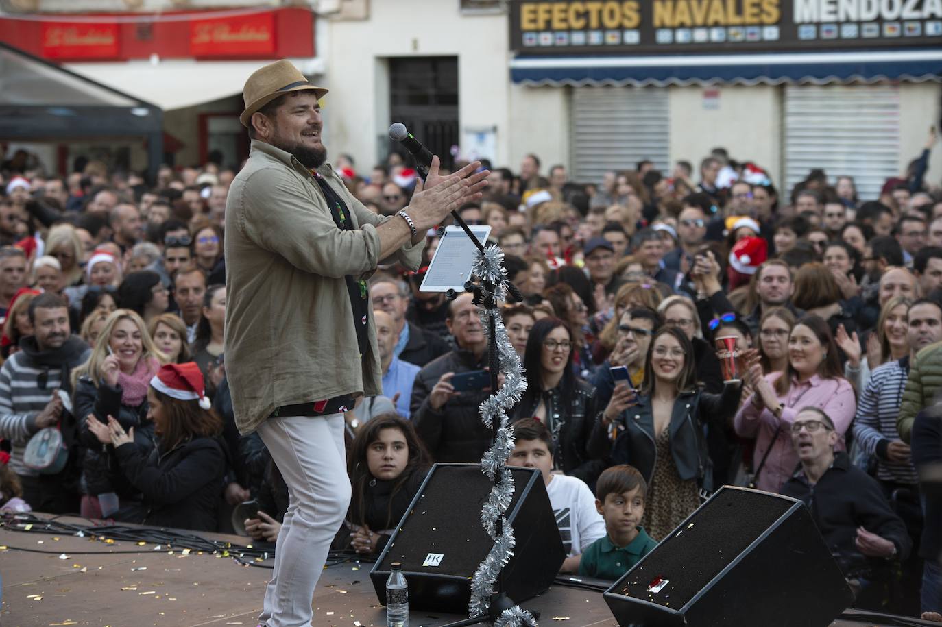 Miles de personas tomaron las calles este martes desde la hora de comer para celebrar la Nochebuena junto a familiares y amigos