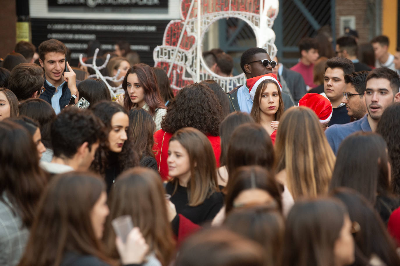 Miles de personas tomaron las calles este martes desde la hora de comer para celebrar la Nochebuena junto a familiares y amigos