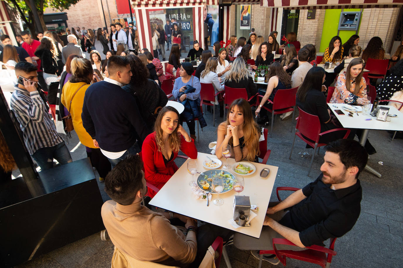 Miles de personas tomaron las calles este martes desde la hora de comer para celebrar la Nochebuena junto a familiares y amigos