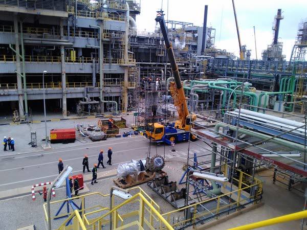 Imagen de archivo de obreros y varias grúas en el interior de las instalaciones de Sabic, en La Aljorra. 