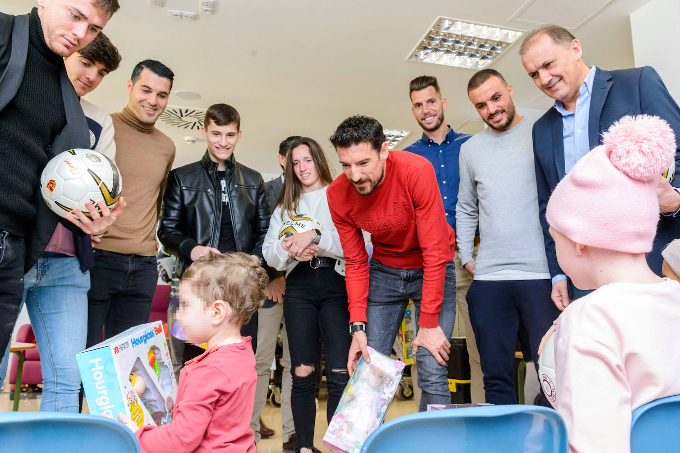 Jugadores como Pedro León, Patric Gabarrón o Eva Navarro llevaron camisetas firmadas, balones y otros jueguetes a más de 70 menores de la unidad infantil del hospital