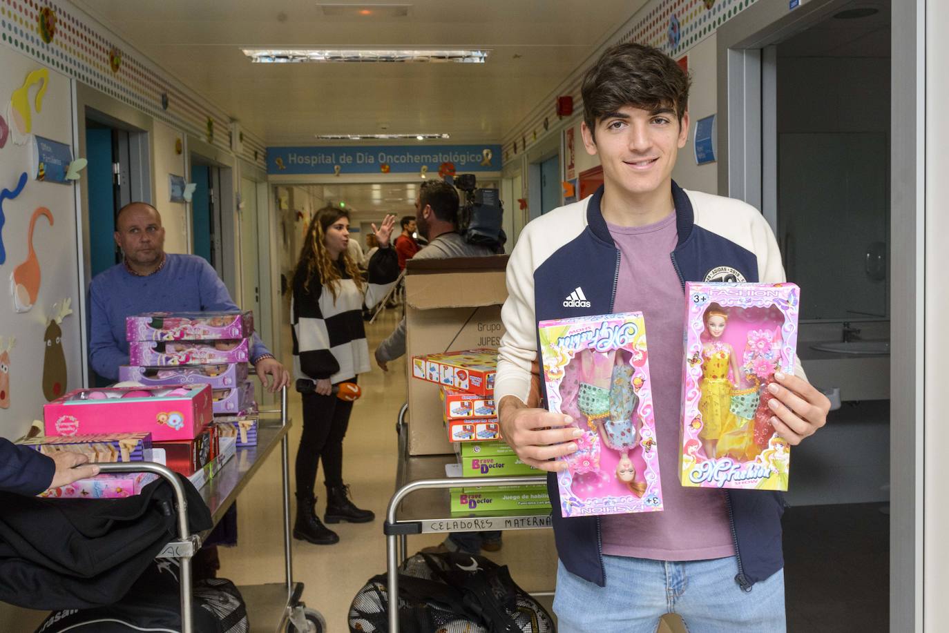 Jugadores como Pedro León, Patric Gabarrón o Eva Navarro llevaron camisetas firmadas, balones y otros jueguetes a más de 70 menores de la unidad infantil del hospital