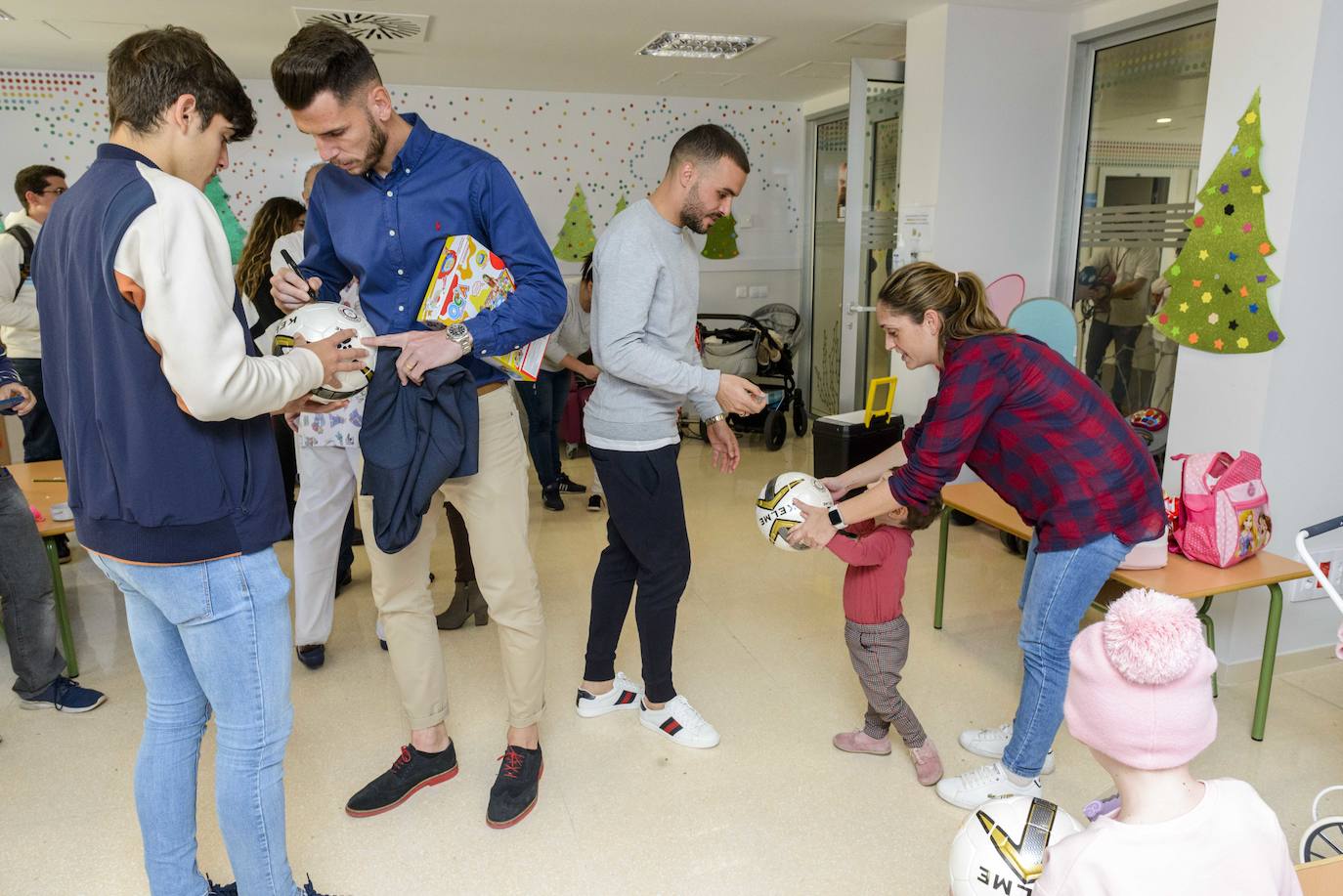 Jugadores como Pedro León, Patric Gabarrón o Eva Navarro llevaron camisetas firmadas, balones y otros jueguetes a más de 70 menores de la unidad infantil del hospital