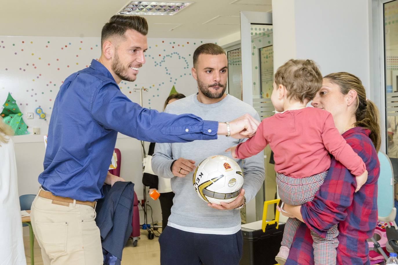 Jugadores como Pedro León, Patric Gabarrón o Eva Navarro llevaron camisetas firmadas, balones y otros jueguetes a más de 70 menores de la unidad infantil del hospital