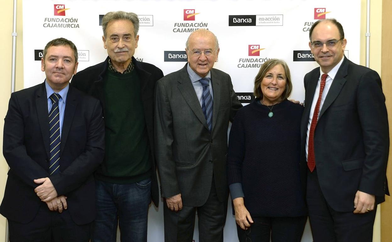  (izda a dcha) El director de la oficina de Bankia en Blanca, José Ángel Martínez; el pintor Pedro Cano; el presidente de Fundación Cajamurcia, Carlos Egea; la directora de la Fundación Pedro Cano, Mª Carmen Sánchez-Rojas u el director de Fundación Cajamurcia, Pascual Martínez 
