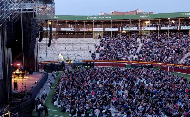 Bob Dylan, sentado en su piano, en la Plaza de Toros de Murcia.