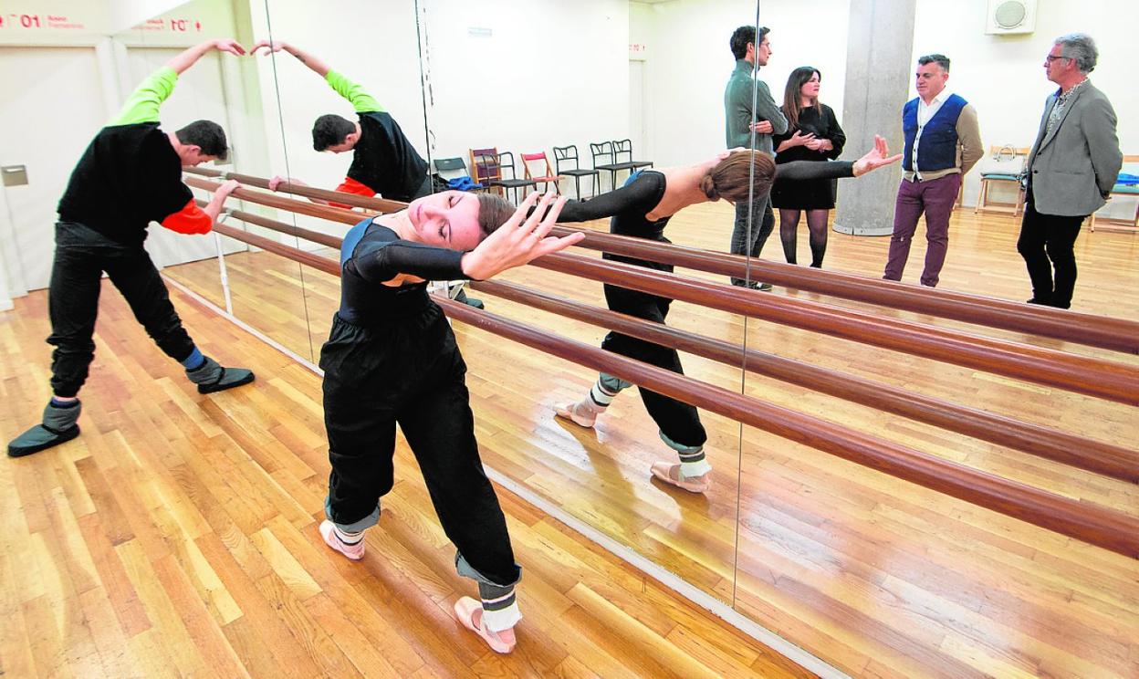 Bailarines, ayer, ensayando en presencia de José Carlos Martínez y la consejera Moreno. 