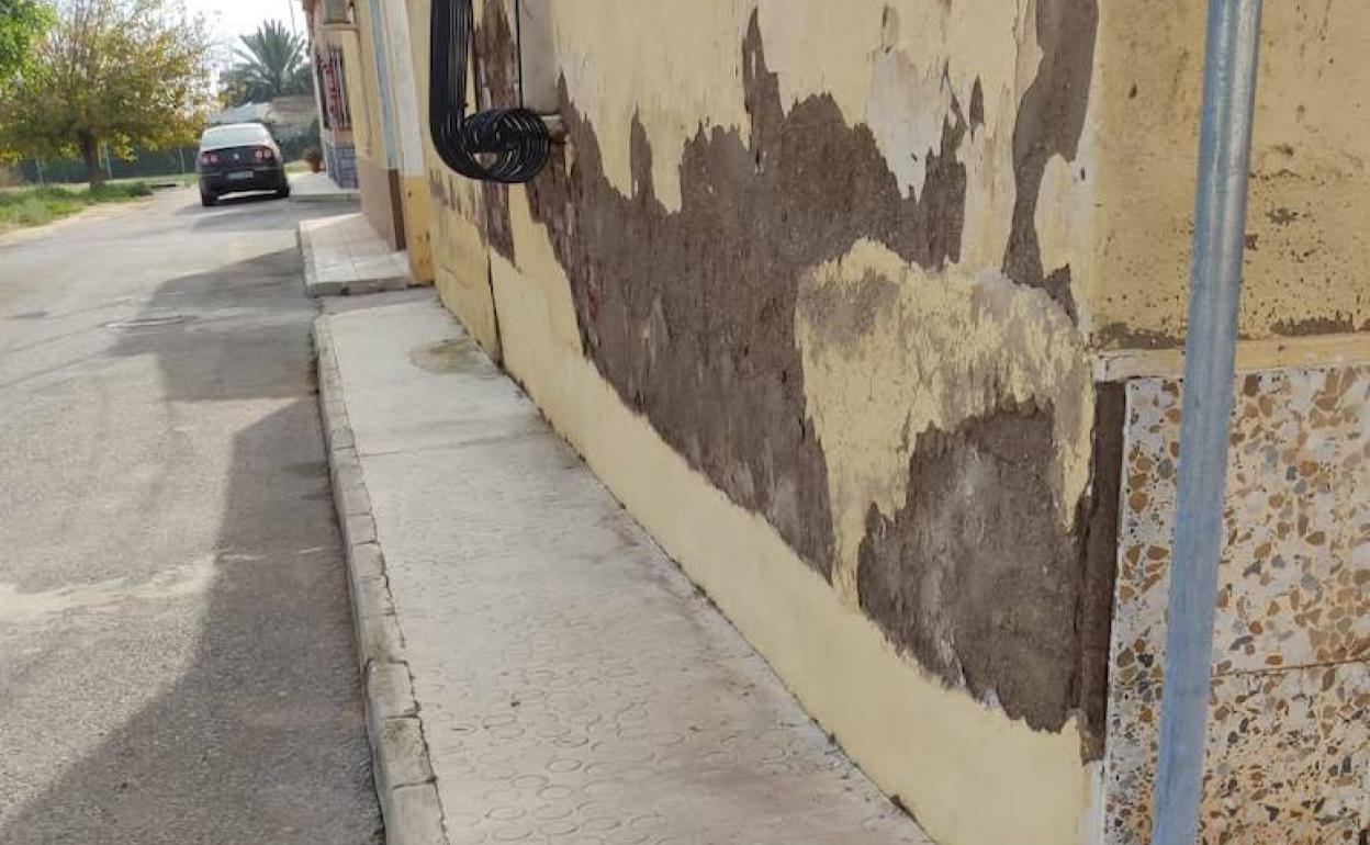 Desperfectos en la pared de una vivienda de Fuente Álamo.