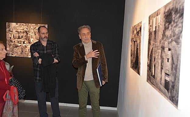 Vicente Vallejo y Pedro Cano, durante la inauguración de la muestra, que se podrá visitar hasta el 19 de enero. 