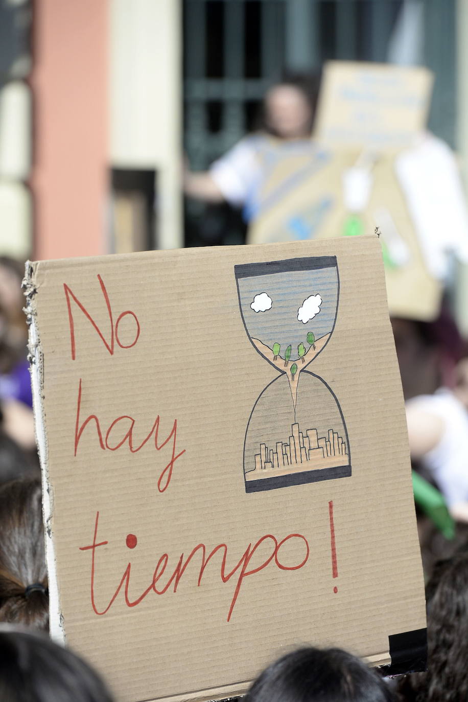 La protesta ‘Fridays for Future’, iniciada por la adolescente sueca Greta Thunberg, llega a Murcia con la movilización del ‘15-M climático’. Miles de estudiantes de la Región reclaman en las calles la acción de los gobiernos y advierten de que «no hay ‘plan B’ ante la desaparición del planeta». La revuelta verde saca a la calle a miles de jóvenes en más de 50 ciudades españolas. Millones de jóvenes de todo el mundo, en más de 1.600 ciudades de un centenar de países desde Australia a Estados Unidos secundan la huelga. :: Guillermo Carrión / AGM