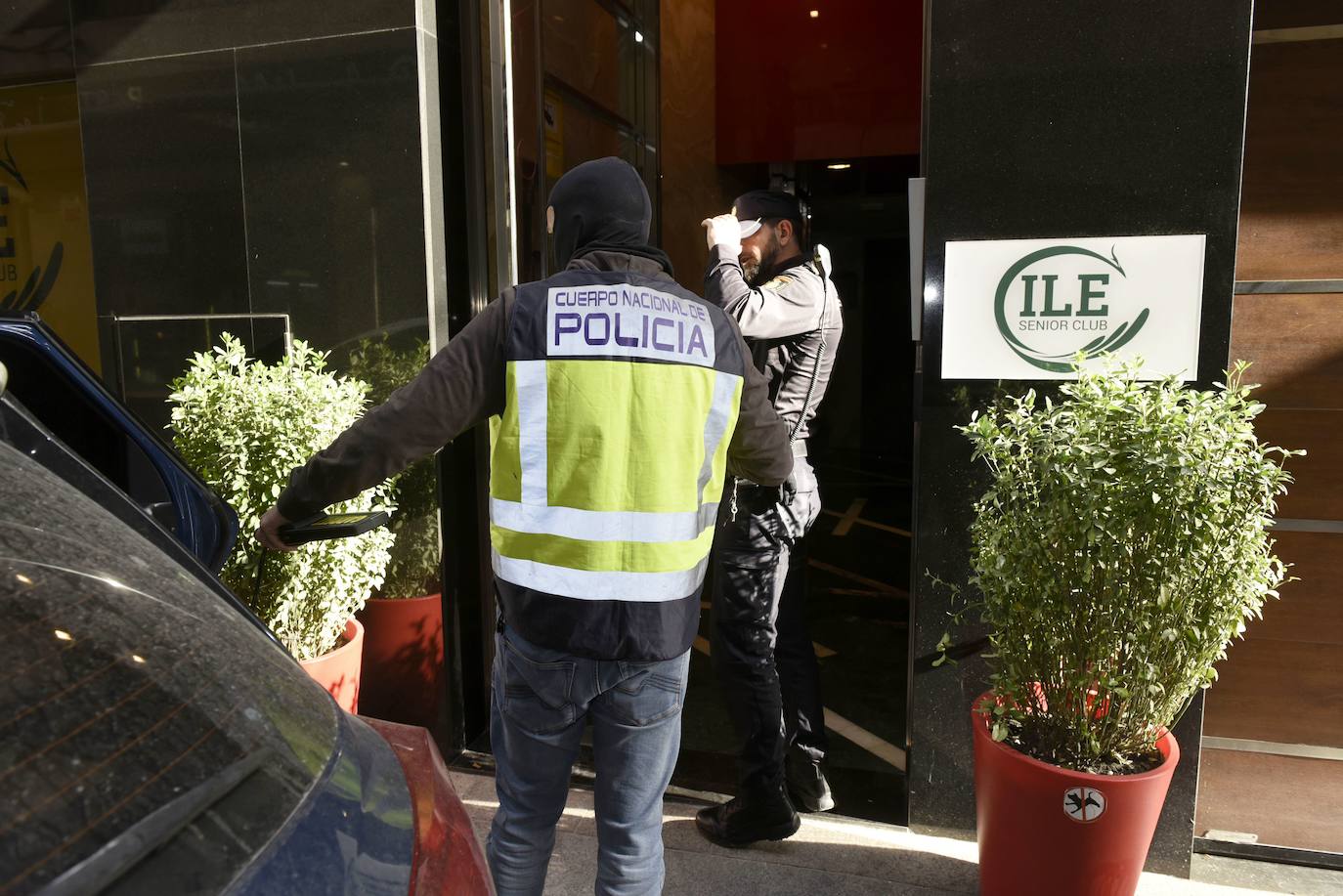 13-03-2019. El juez ordena el cierre de una céntrica residencia de ancianos de Murcia bajo sospecha de someter a tratos vejatorios a los residentes. Los familiares de algunos de los ancianos denuncian que algunos eran retenidos en contra de su voluntad y se les sometía a un trato poco ético. El propietario de la residencia ingresa en prisión después del registro del geriátrico, que sigue clausurado, y las diligencias judiciales abiertas. :: Alfonso Durán / AGM