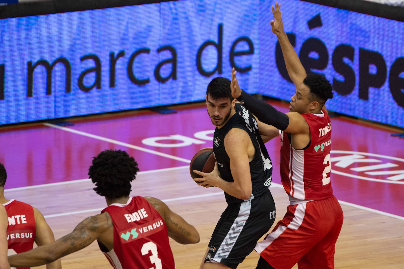 El UCAM cedió por la mínima un desastroso partido contra un Bilbao menos malo para sumar su séptima derrota seguida