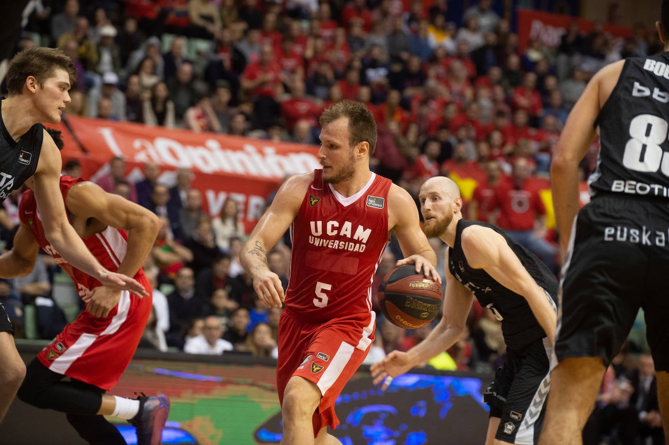 El UCAM cedió por la mínima un desastroso partido contra un Bilbao menos malo para sumar su séptima derrota seguida