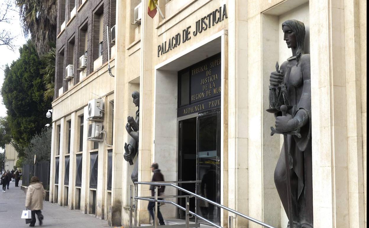 Fachada del Palacio de Justicia de Murcia en una fotografía de archivo.