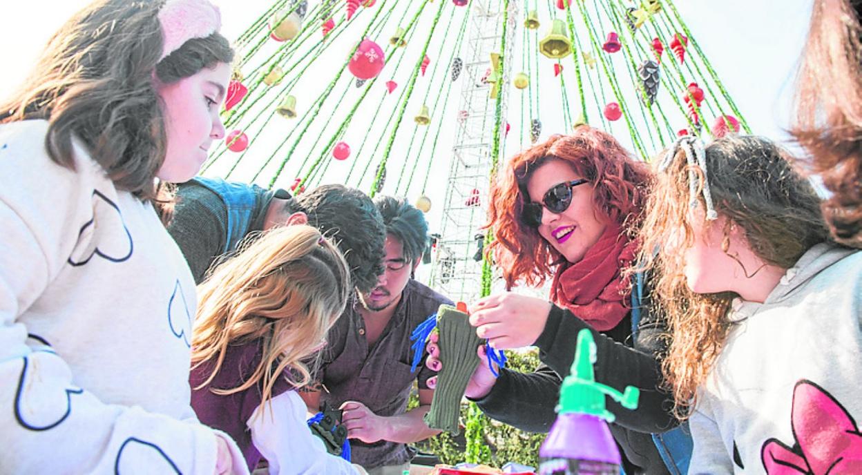 Participantes en el taller de creatividad navideña. 