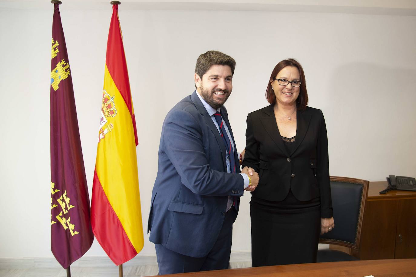 24-06-2019. PP y Cs sellan su alianza. El Partido Popular y Ciudadanos firman un pacto para que López Miras presida el Gobierno regional en el que el partido naranja se queda con casi la mitad de las diez consejerías. Los populares retienen las competencias de Hacienda, Sanidad, Agricultura, Medio Ambiente, Cultura y Obras Públicas, mientras que Isabel Franco, de Cs, se queda con la vicepresidencia y la cartera de Política Social. Celdrán queda como el hombre fuerte del partido, y Martínez Vidal es nombrada portavoz. En la foto, López Miras y Franco, tras firmar el pacto en Cartagena. :: Antonio Gil / AGM