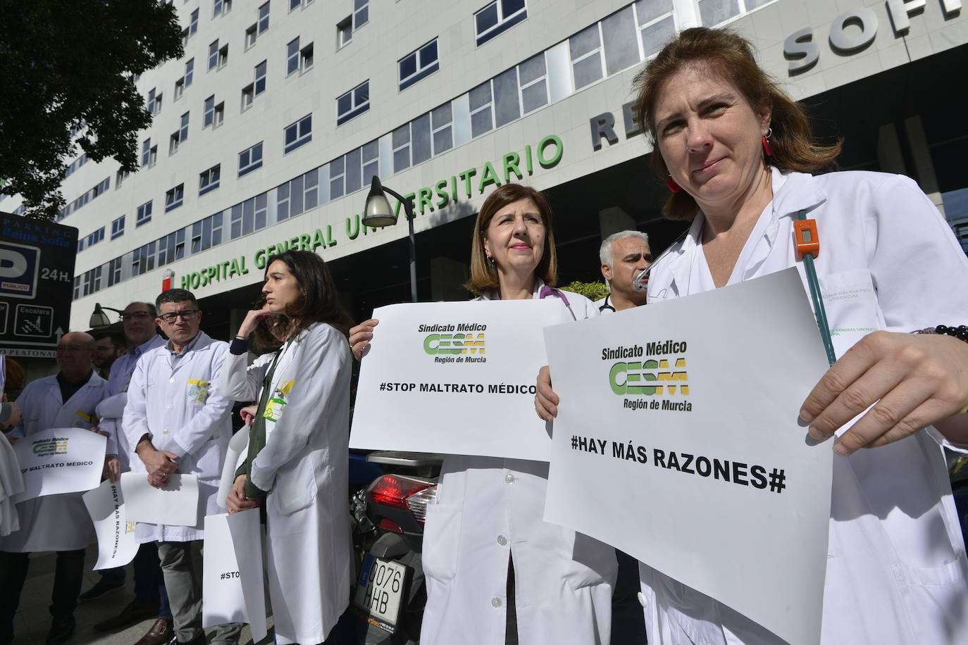 07-02-2019. Los médicos alzan la voz. Facultativos de toda la Región se concentran a las puertas de los centros de salud y los hospitales para exigir plantillas suficientes y condiciones «dignas» con las que poder ofrecer una atención «de calidad». :: Vicente Vicéns / AGM