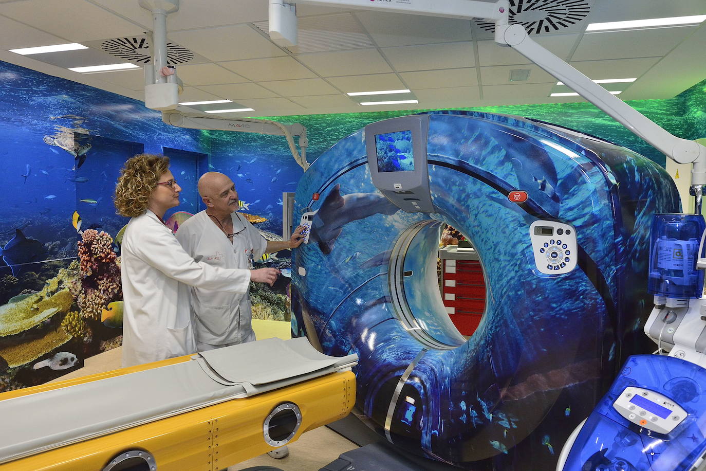 15-02-2019. La Arrixaca estrena un TAC pediátrico para evitar el traslado de niños con cáncer a otras comunidades autónomas. La unidad está decorada como el fondo marino, para hacer más amables las pruebas a los menores. :: Guillermo Carrión / AGM
