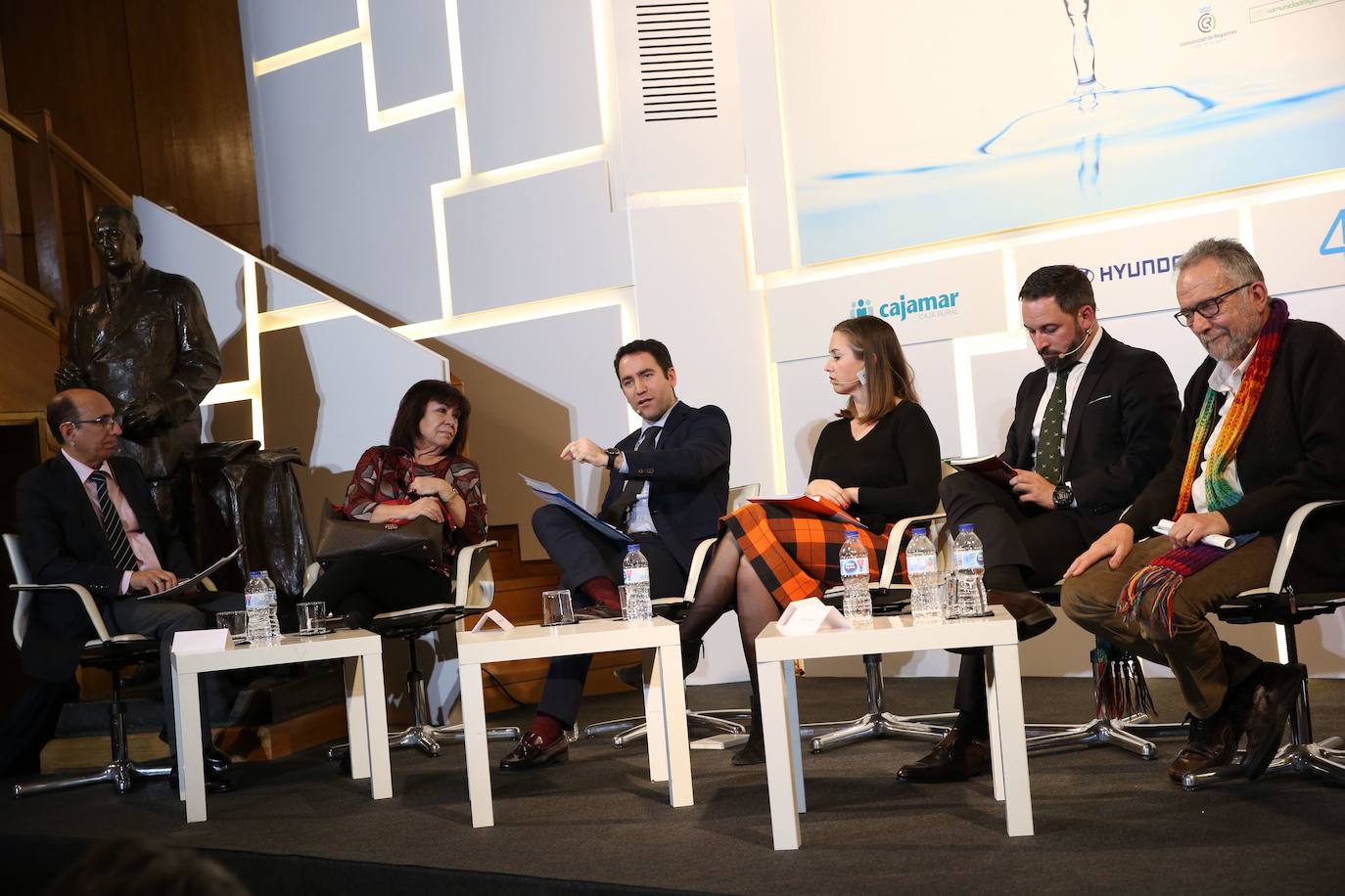 20-09-2019. Apoyo de los partidos nacionales al trasvase del Tajo. El sector agroalimentario se hace oír en Madrid durante un debate con mucha carga política, el Foro del Agua organizado por LA VERDAD-ABC. Los regantes consiguen el respaldo de todas las formaciones, que se comprometen a buscar soluciones. De izquierda a derecha, Manuel Buitrago (periodista de LA VERDAD), Cristina Narbona (PSOE), Teodoro García (PP), Melisa Rodríguez (Ciudadanos), Santiago Abascal (Vox) y Pedro Arrojo (Podemos). :: Ernesto Agudo