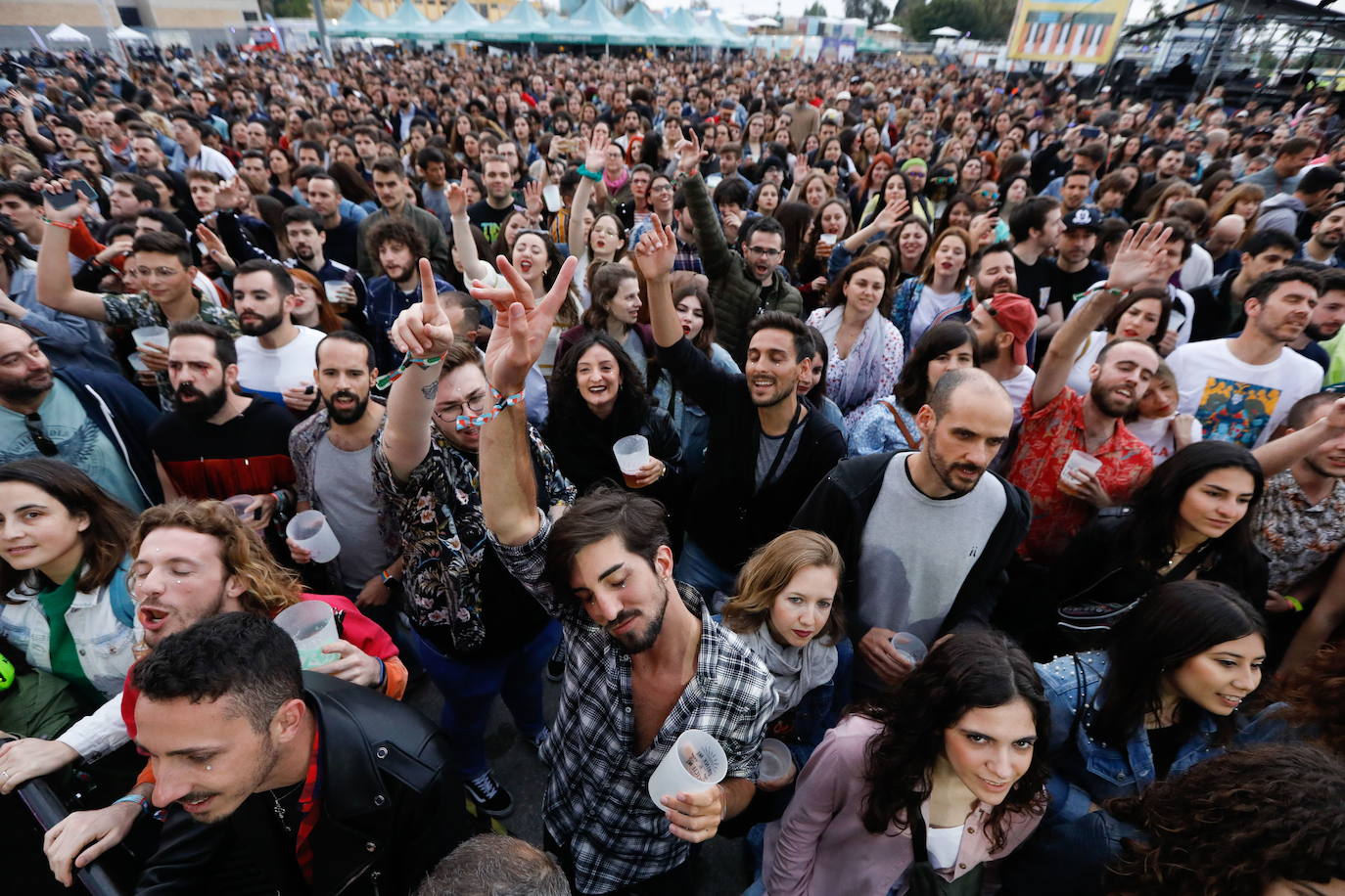 04-05-2019. Dos días de música. Murcia inaugura la tercera edición del Warm Up a golpe de pop, indie y electrónica. El festival murciano, con ‘sold out’ en abonos, pone a bailar a 80.000 almas que vibran con The Jesus and Mary Chain, Noel Gallagher, Vetusta Morla y Teenage Fanclub, entre una treintena de artistas. Novedades Carminha ofrece, con permiso de Vetusta y La Casa Azul, el mejor concierto nacional. El festival se despide con lleno absoluto dos noches seguidas y un despliegue paralelo de cine, música, moda, arte y literatura y las actuaciones matinales en las plazas del Romea, los Apóstoles y el jardín de la Fama. :: Edu Botella / AGM