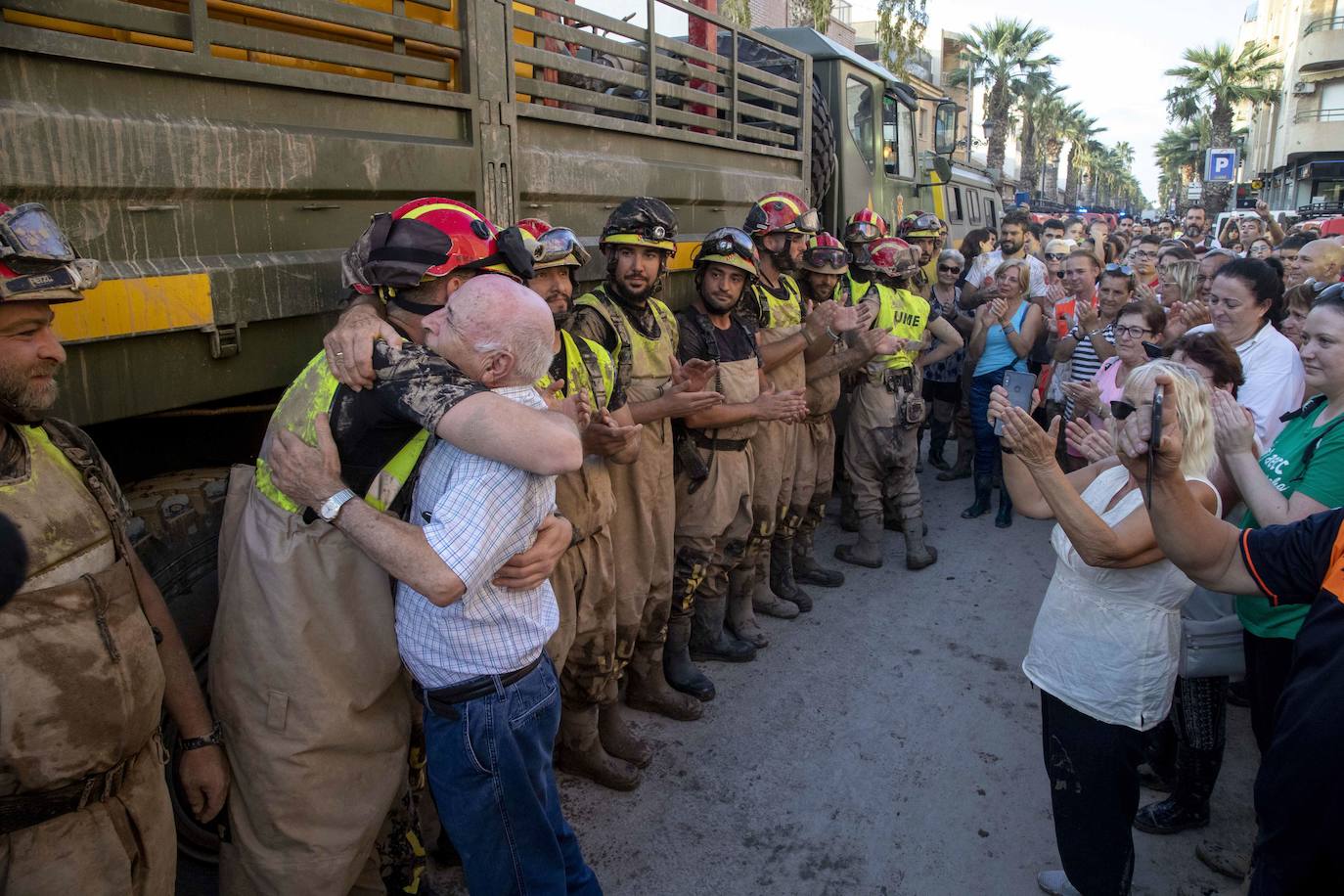 19-09-2019. Los vecinos de Los Alcázares despiden con una ovación emocionada a los efectivos de la Unidad Militar de Emergencias que prestaron servicio en la zona. :: Pablo Sánchez / AGM