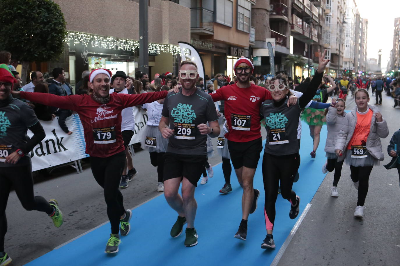 La séptima edición de la carrera que cierra el año contó con la participación de más de 1.000 personas