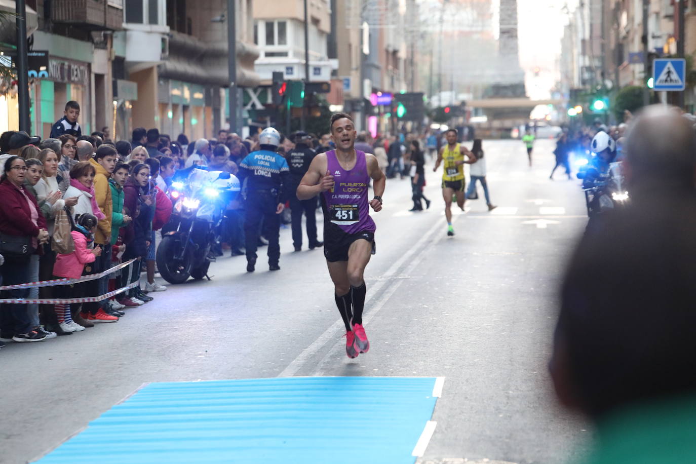 La séptima edición de la carrera que cierra el año contó con la participación de más de 1.000 personas