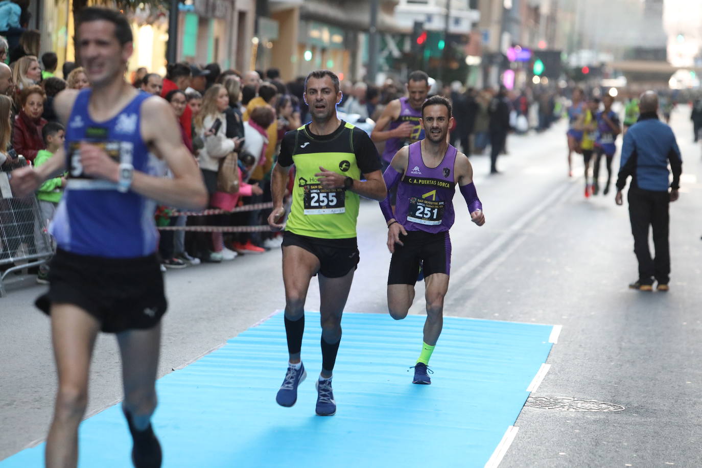 La séptima edición de la carrera que cierra el año contó con la participación de más de 1.000 personas