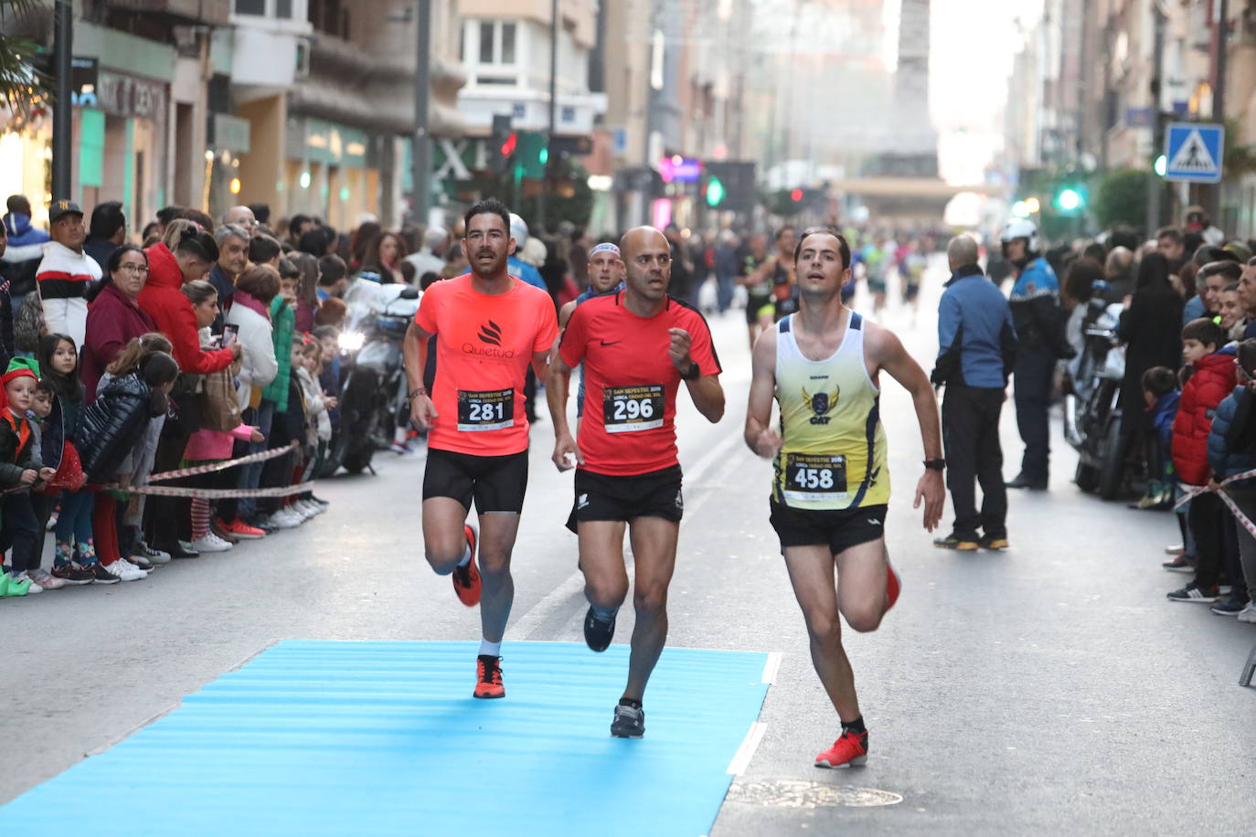 La séptima edición de la carrera que cierra el año contó con la participación de más de 1.000 personas