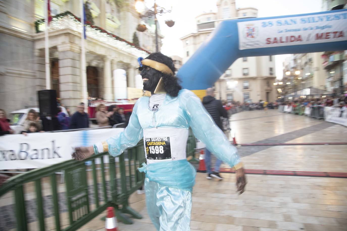 Muchos de los corredores de la San Silvestre de Cartagena participaron caracterizados con curiosos trajes