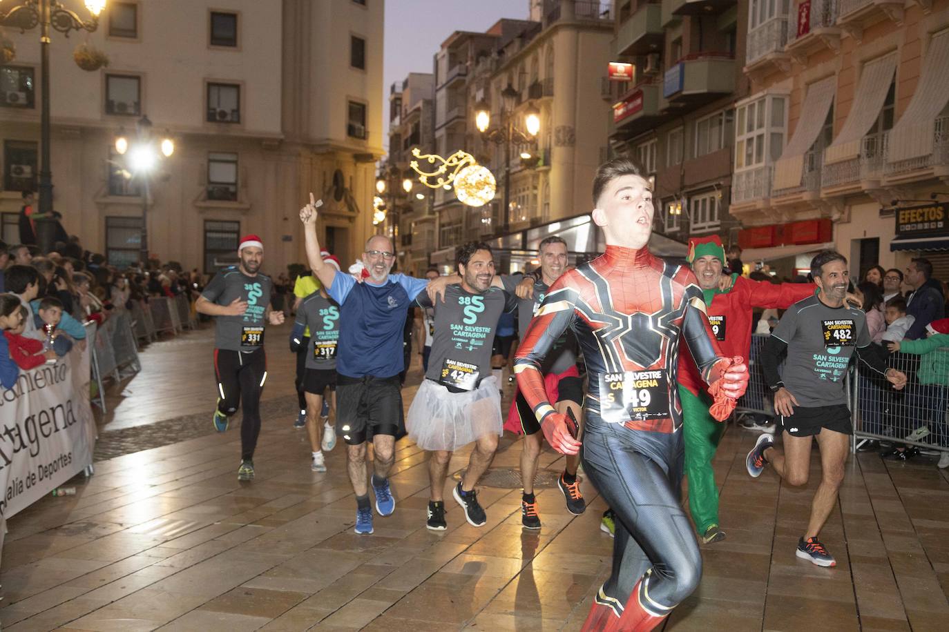 Muchos de los corredores de la San Silvestre de Cartagena participaron caracterizados con curiosos trajes