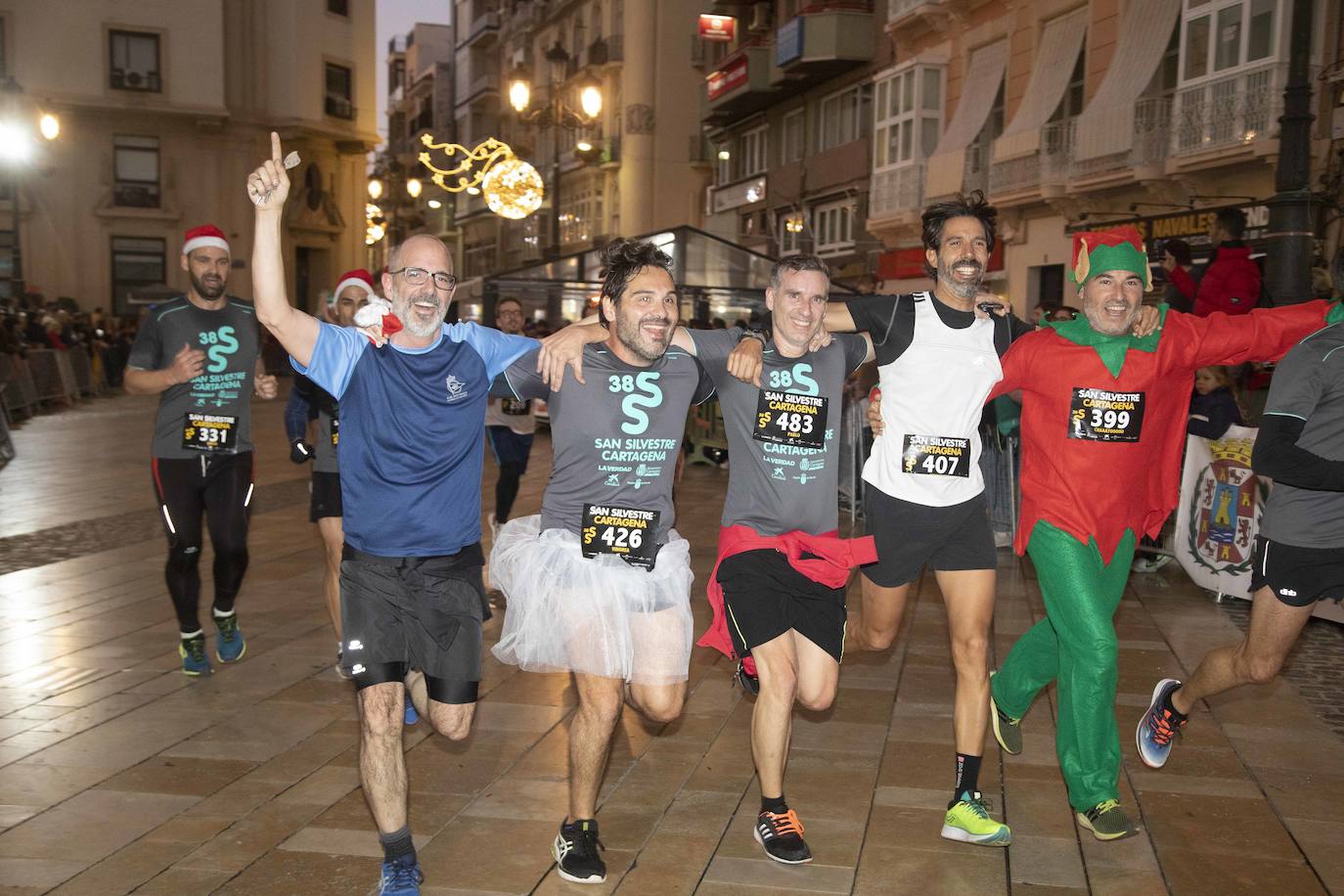 Muchos de los corredores de la San Silvestre de Cartagena participaron caracterizados con curiosos trajes