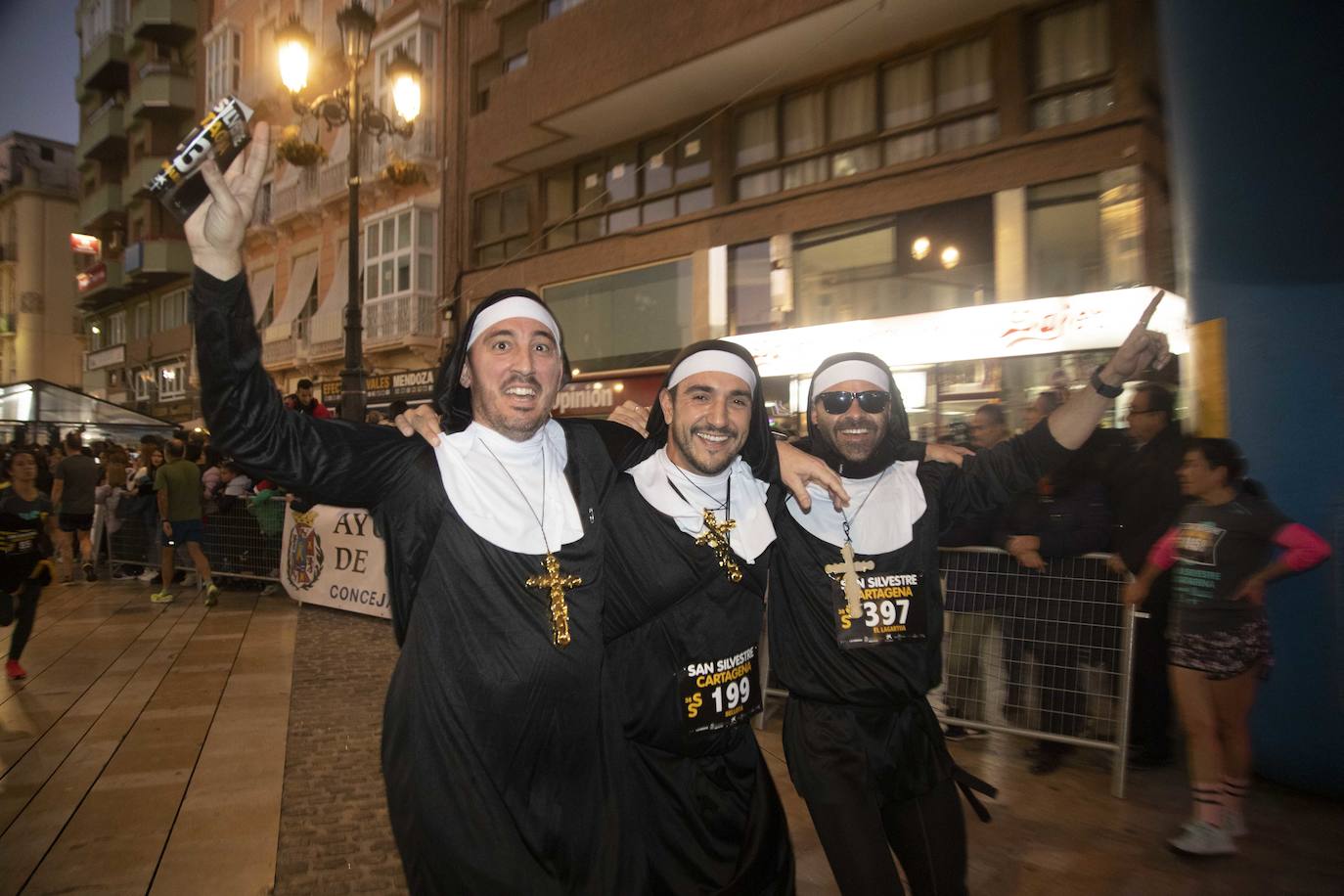 Muchos de los corredores de la San Silvestre de Cartagena participaron caracterizados con curiosos trajes