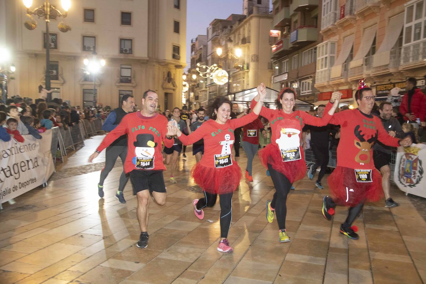 Muchos de los corredores de la San Silvestre de Cartagena participaron caracterizados con curiosos trajes