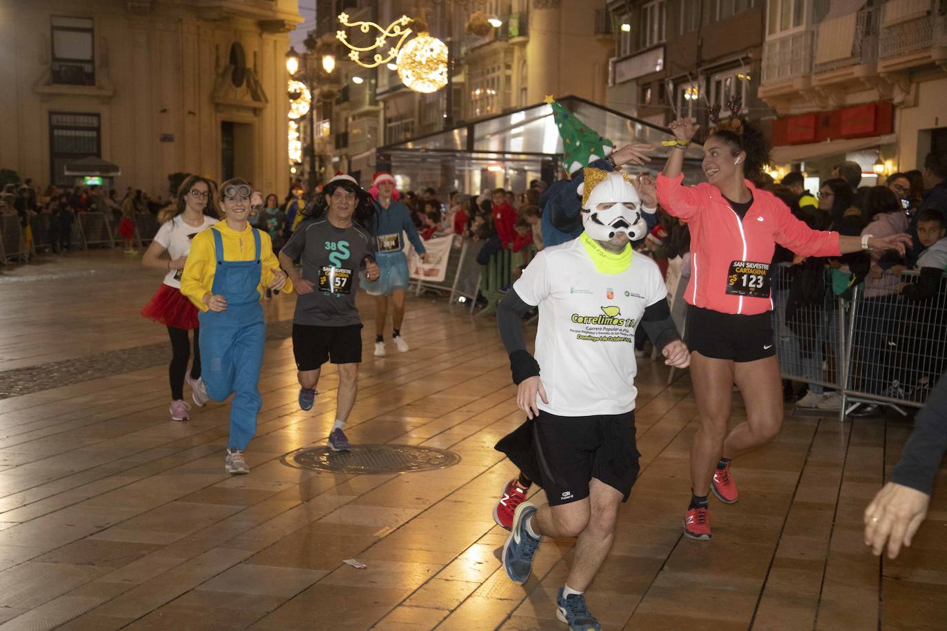 Muchos de los corredores de la San Silvestre de Cartagena participaron caracterizados con curiosos trajes