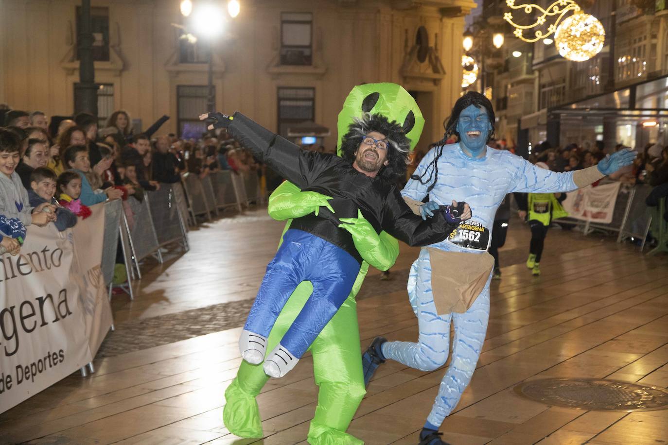 Muchos de los corredores de la San Silvestre de Cartagena participaron caracterizados con curiosos trajes