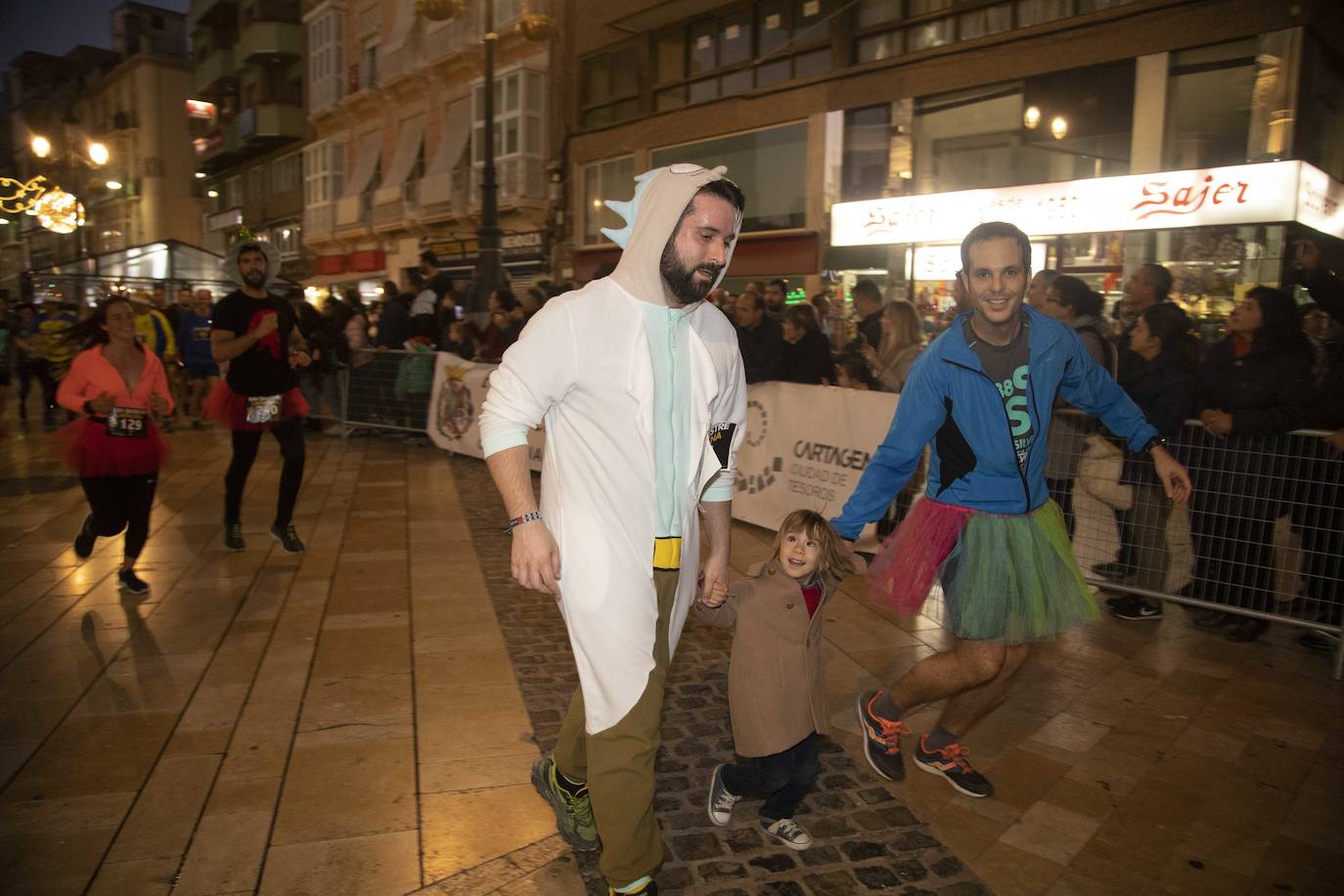 Muchos de los corredores de la San Silvestre de Cartagena participaron caracterizados con curiosos trajes