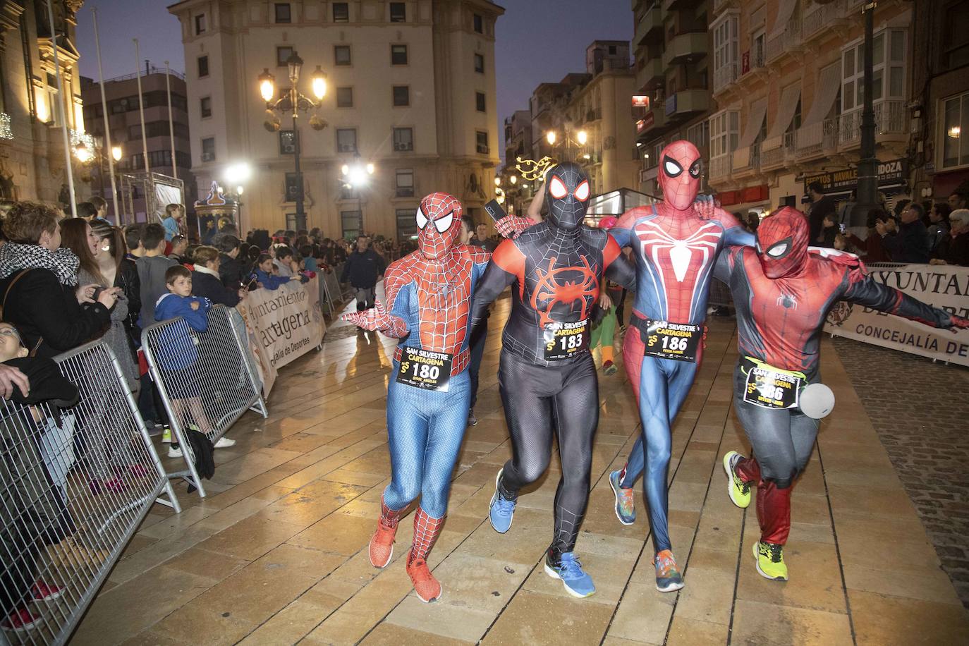 Muchos de los corredores de la San Silvestre de Cartagena participaron caracterizados con curiosos trajes