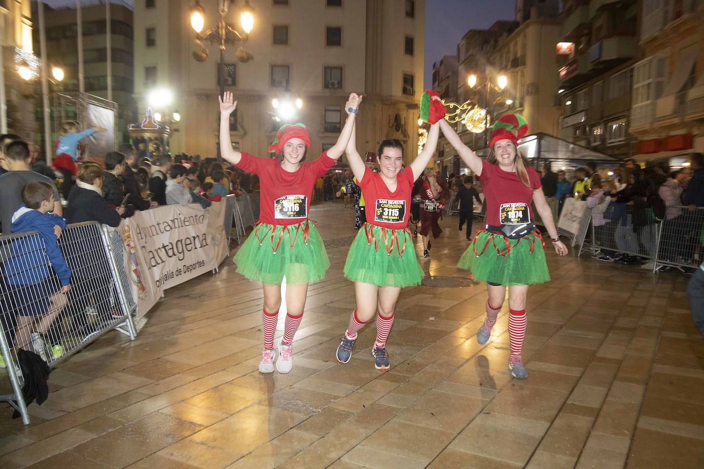 Muchos de los corredores de la San Silvestre de Cartagena participaron caracterizados con curiosos trajes