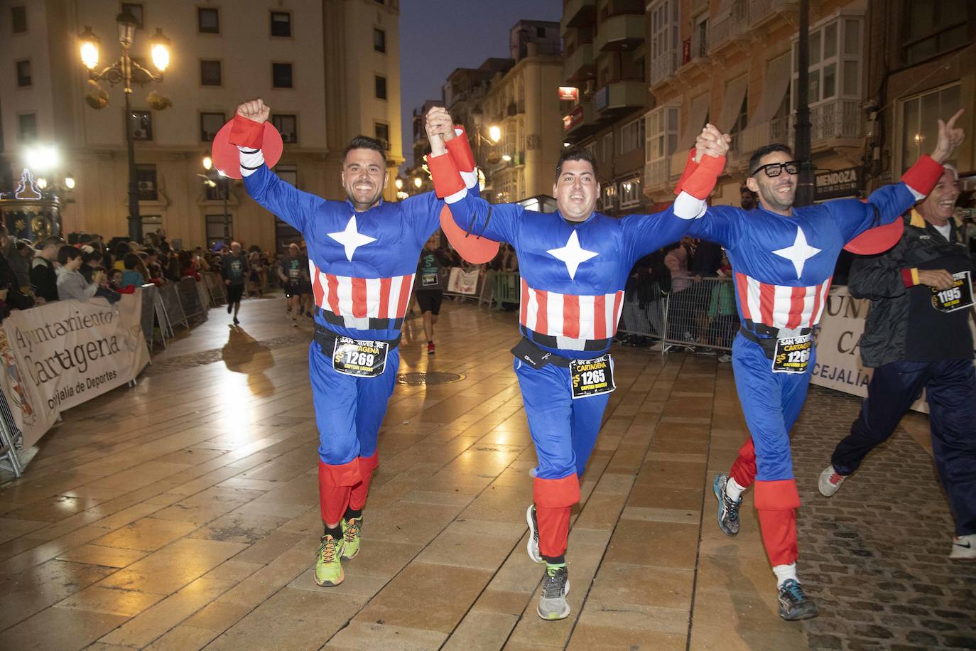 Muchos de los corredores de la San Silvestre de Cartagena participaron caracterizados con curiosos trajes