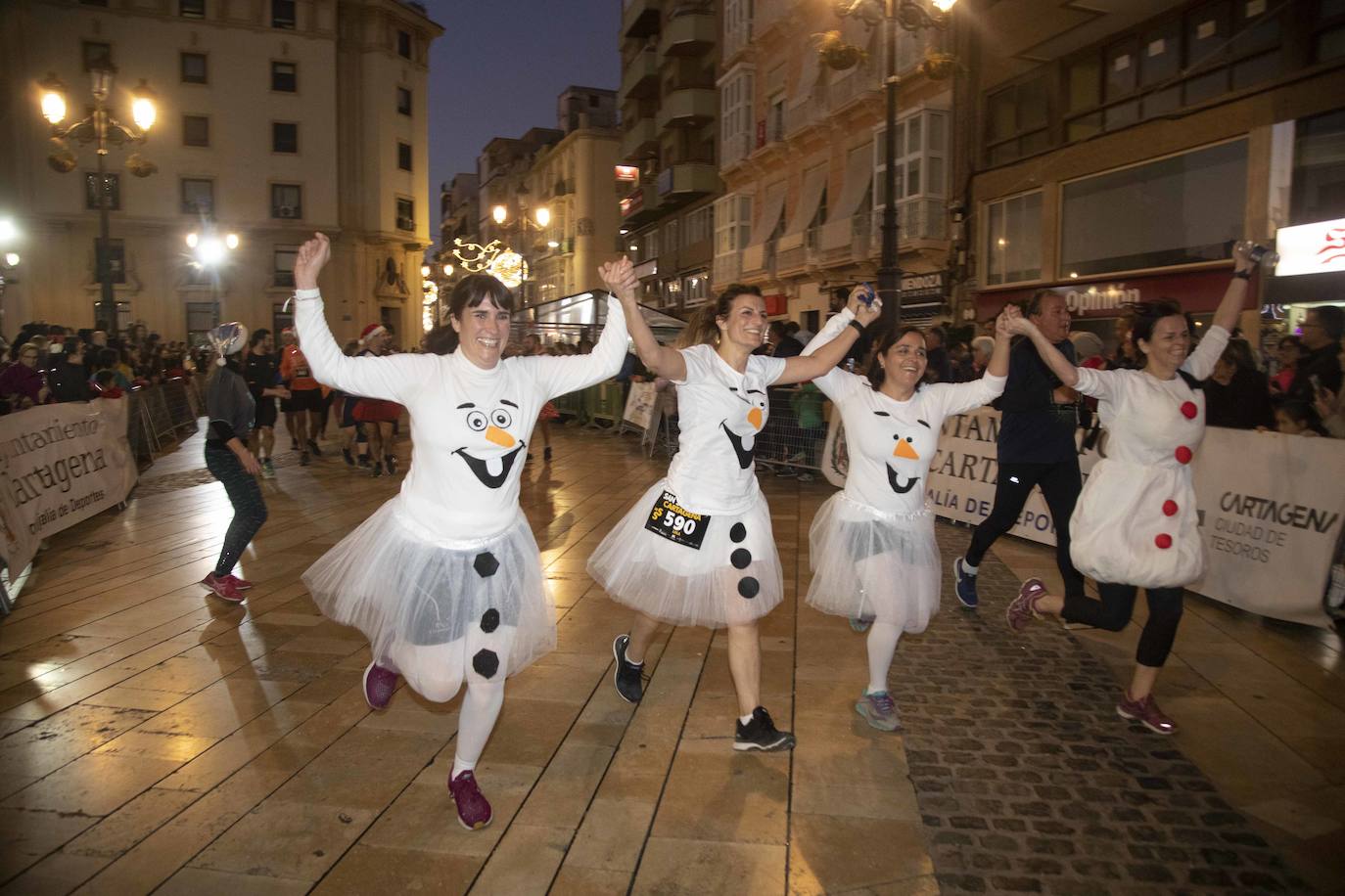 Muchos de los corredores de la San Silvestre de Cartagena participaron caracterizados con curiosos trajes