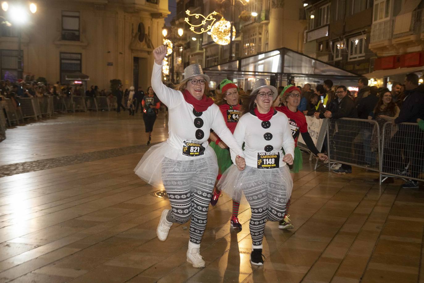 Muchos de los corredores de la San Silvestre de Cartagena participaron caracterizados con curiosos trajes