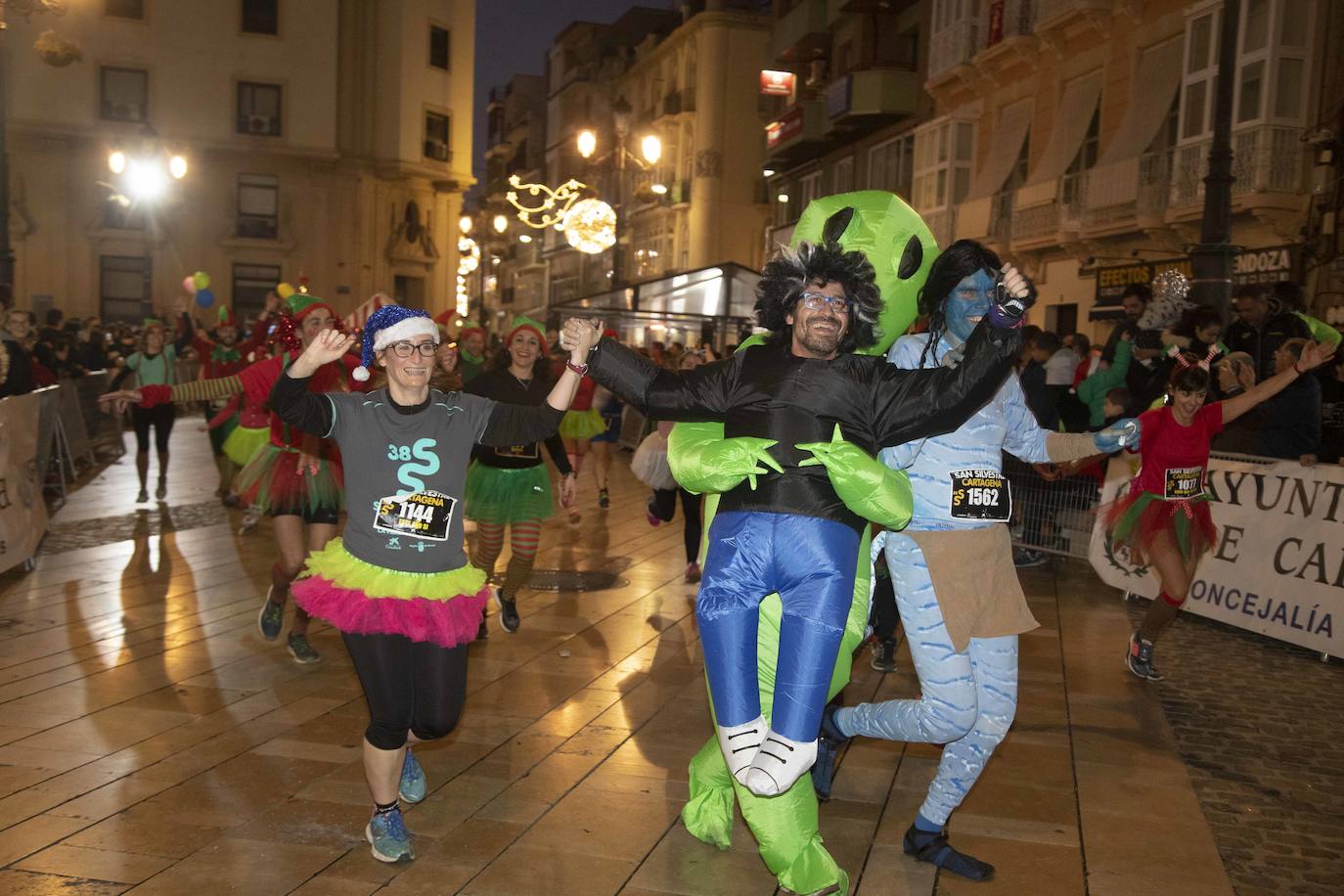 Muchos de los corredores de la San Silvestre de Cartagena participaron caracterizados con curiosos trajes