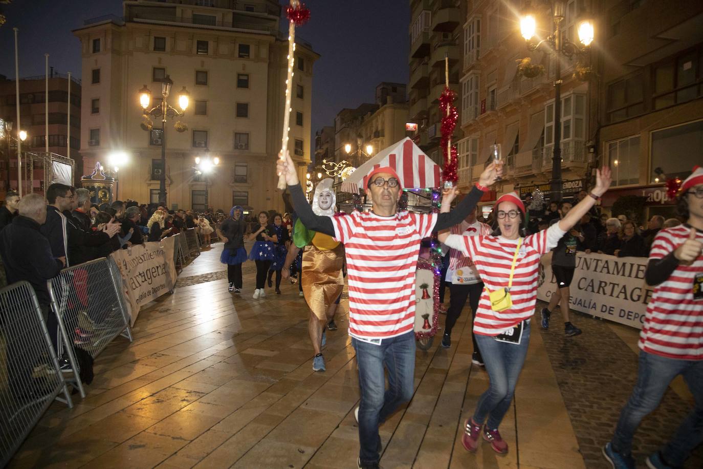 Muchos de los corredores de la San Silvestre de Cartagena participaron caracterizados con curiosos trajes