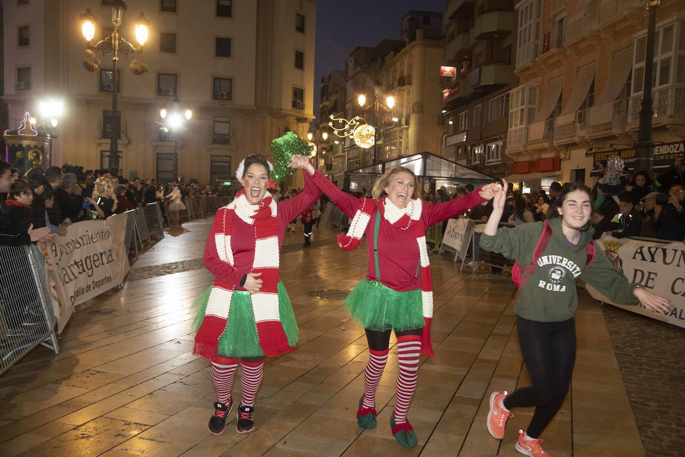 Muchos de los corredores de la San Silvestre de Cartagena participaron caracterizados con curiosos trajes