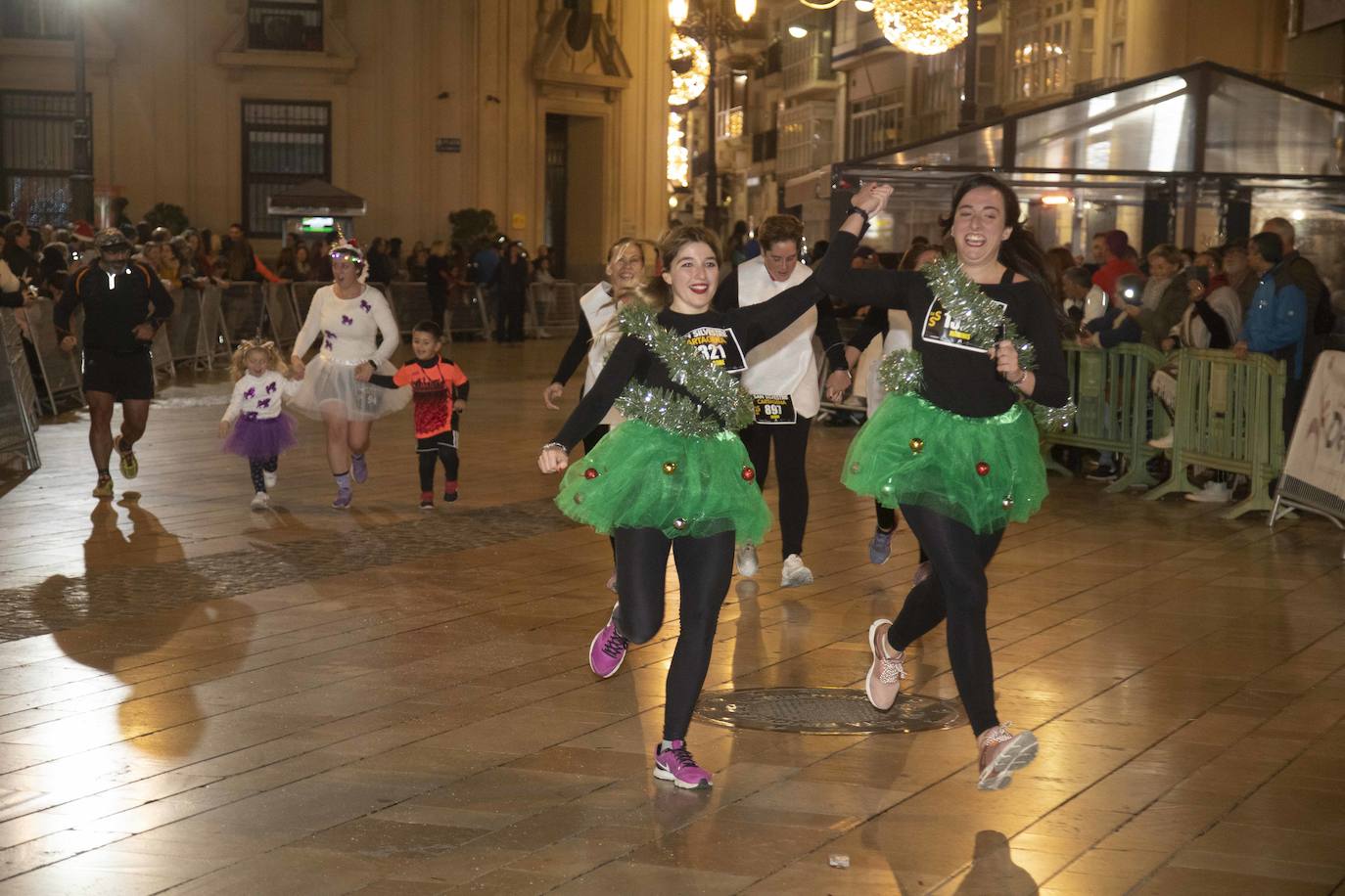 Muchos de los corredores de la San Silvestre de Cartagena participaron caracterizados con curiosos trajes