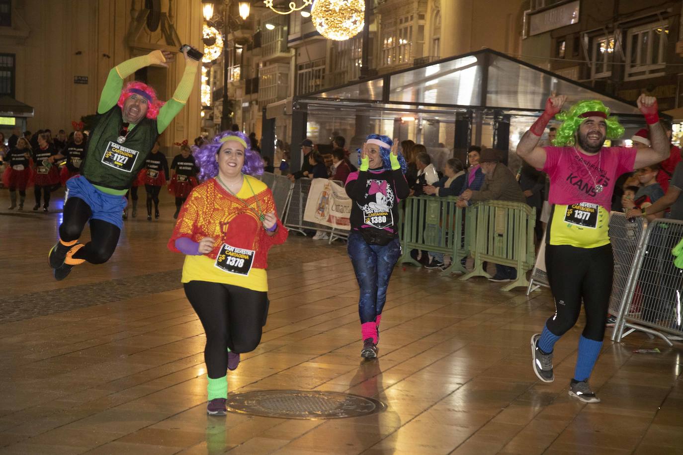 Muchos de los corredores de la San Silvestre de Cartagena participaron caracterizados con curiosos trajes