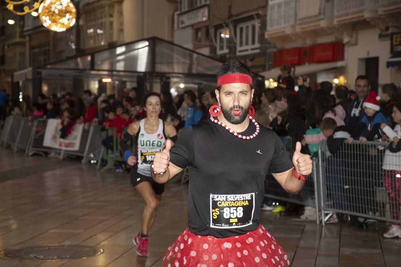 Muchos de los corredores de la San Silvestre de Cartagena participaron caracterizados con curiosos trajes