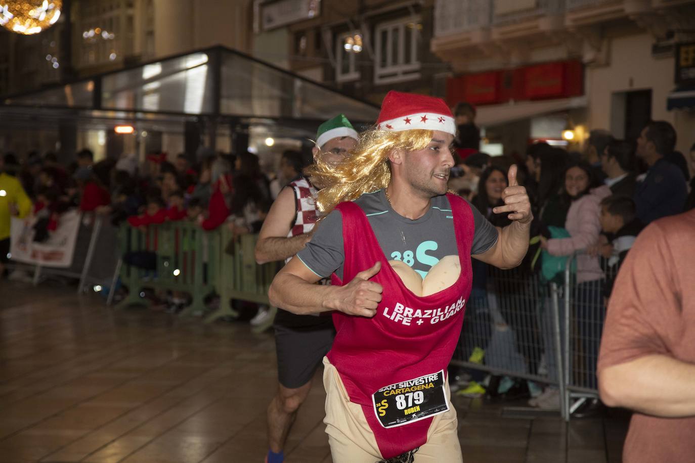 Muchos de los corredores de la San Silvestre de Cartagena participaron caracterizados con curiosos trajes