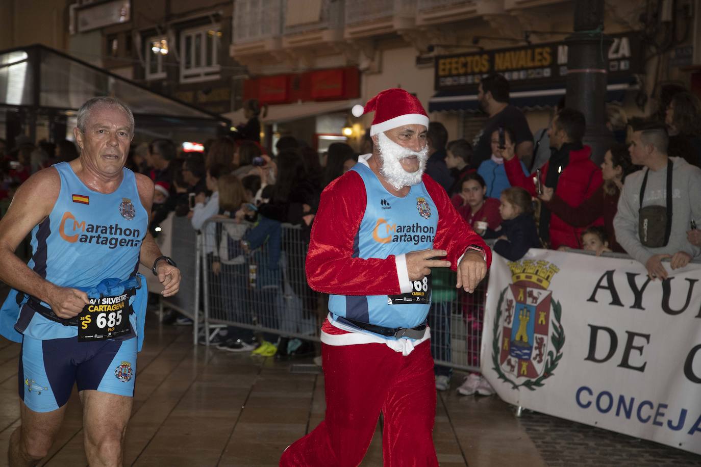 Muchos de los corredores de la San Silvestre de Cartagena participaron caracterizados con curiosos trajes